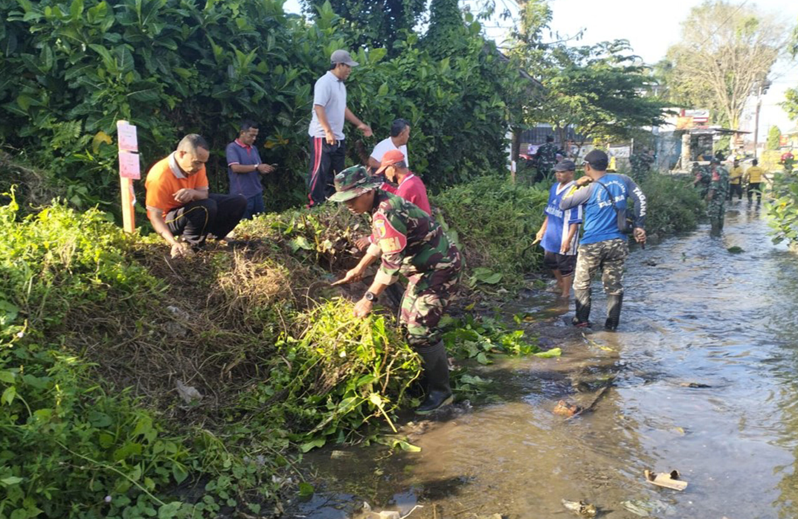 Kerja Bakti Massal HUT RI Ke-80, Kota Blitar Bersihkan Sungai Daung