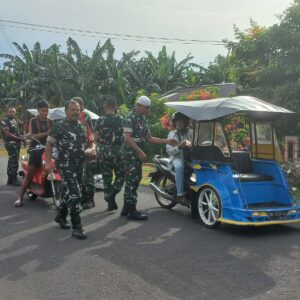 Tebar Kebaikan, Anggota Koramil Bagikan Makanan Gratis Lewat Aksi Jumat Berkah Tebar Kebaikan, Anggota Koramil Bagikan Makanan Gratis Lewat Aksi Jumat Berkah