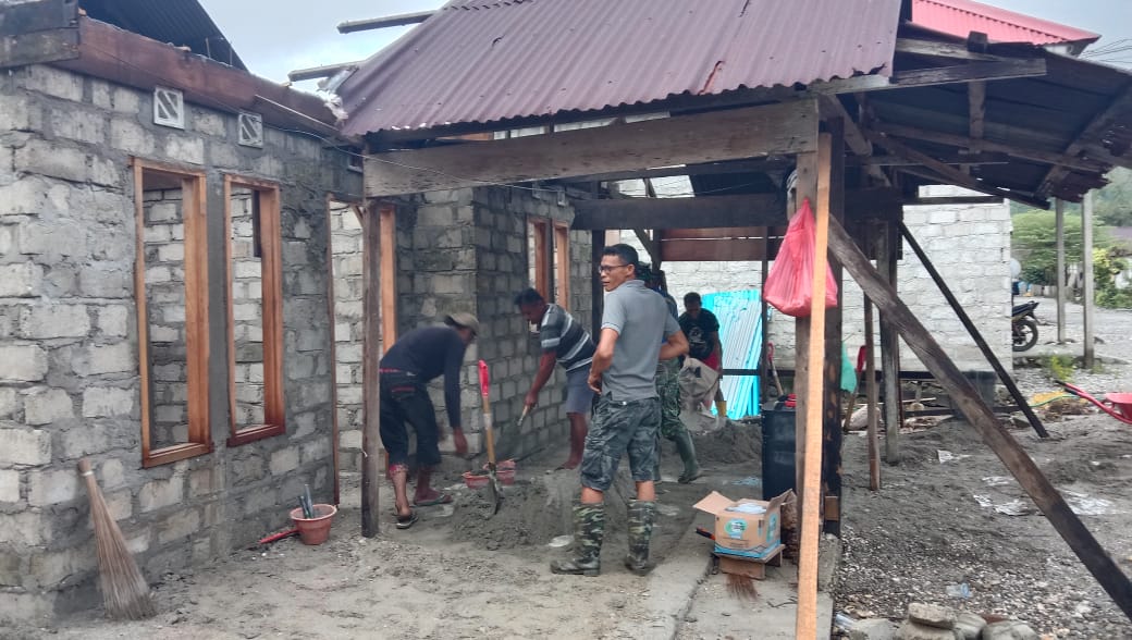 TMMD 125 Kodim 1506/Namlea Rehap Rumah Tidak Layak Huni Ibu Wahadu Letetuny Capai 45%