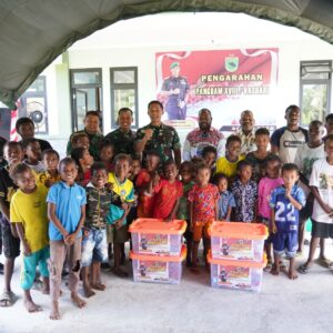 Sentuhan Lembut Pangdam Kepada Anak Yatim di Manokwari Selatan Sentuhan Lembut Pangdam Kepada Anak Yatim di Manokwari Selatan