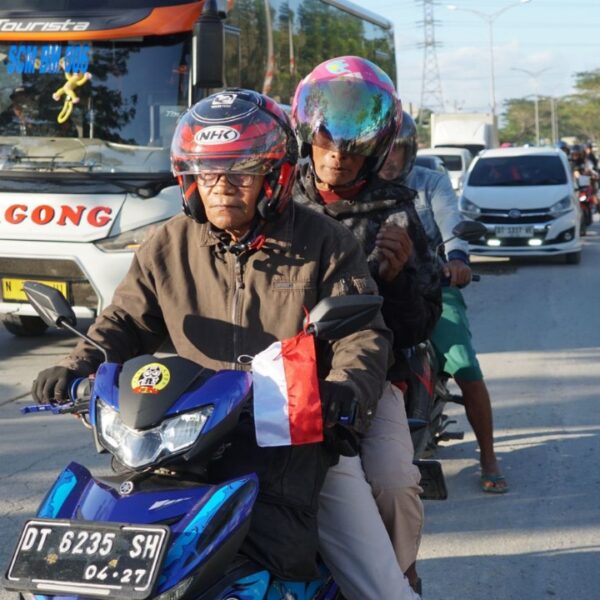 Semarak Merah Putih: Brimob Polda Sultra Bagikan dan Pasangkan Bendera kepada Pengguna Jalan Sambut HUT RI ke-80