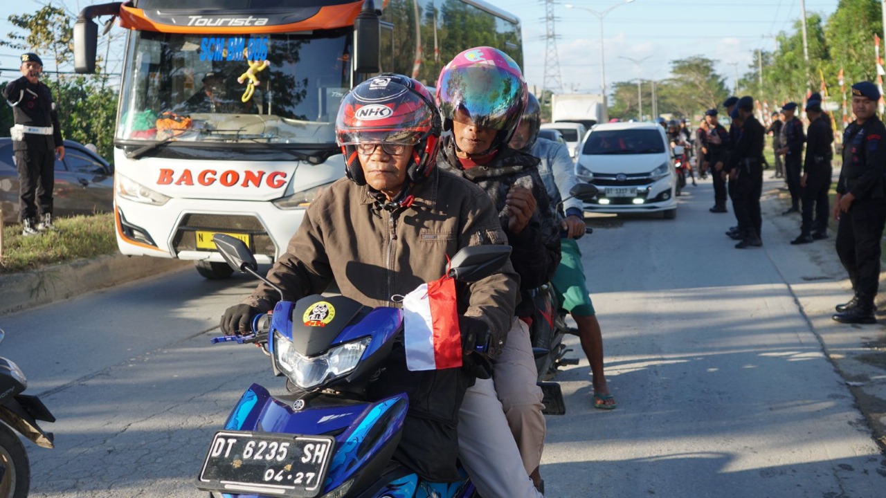 Semarak Merah Putih: Brimob Polda Sultra Bagikan dan Pasangkan Bendera kepada Pengguna Jalan Sambut HUT RI ke-80