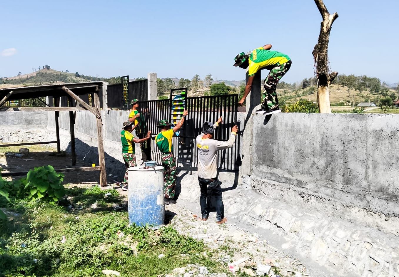 Satgas TMMD 125 Bojonegoro Bangun Pagar SDN Soko IV