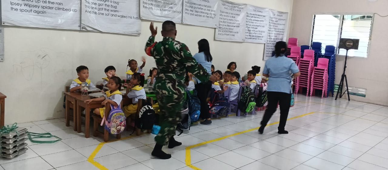 Babinsa Koramil 1710-02/Timika Dampingi Pelaksanaan Makan Bergizi Gratis (MBG) Di Wilayah Binaannya