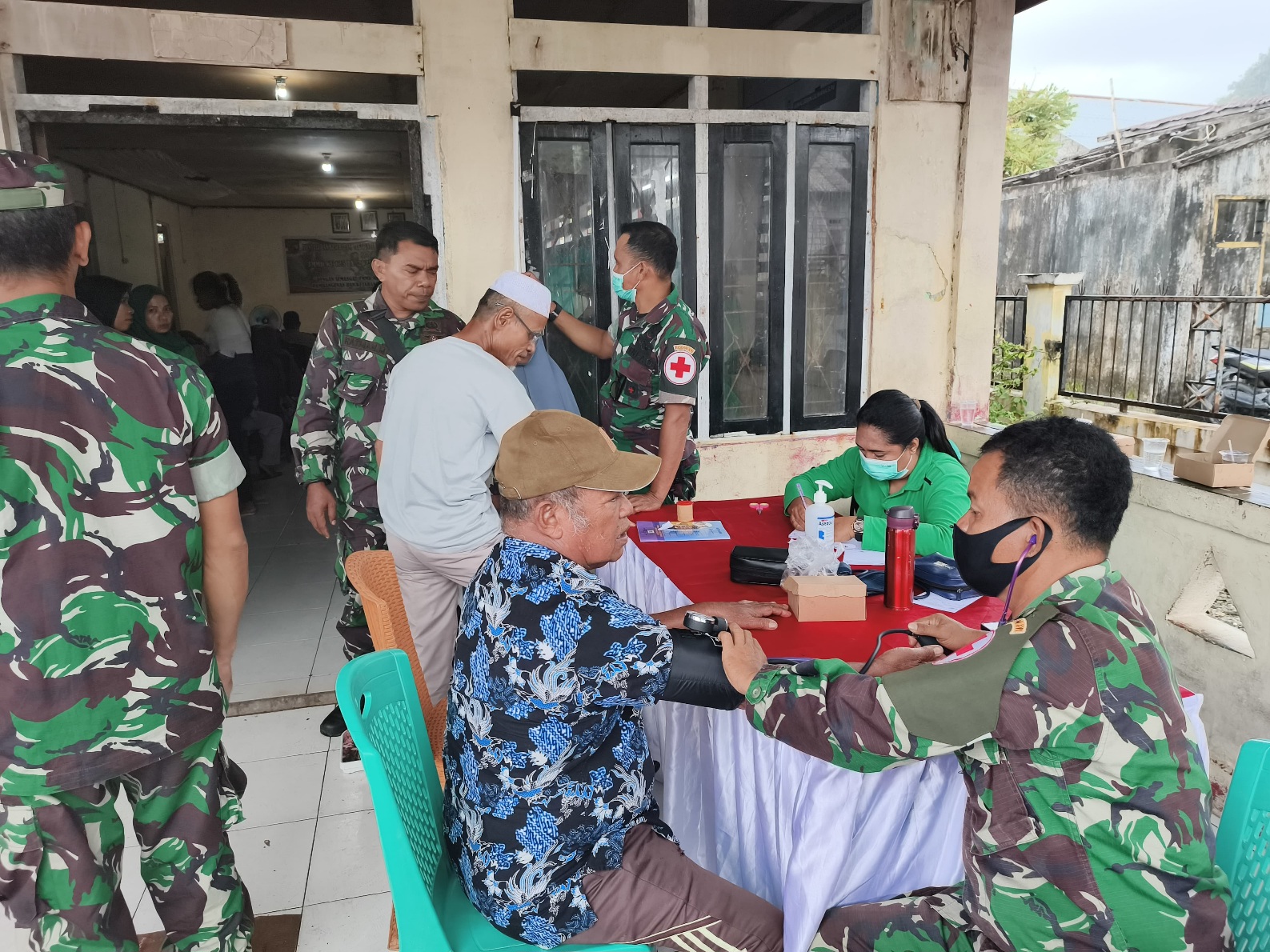 Tulus Ikhlas..!! Pemeriksaan Kesehatan, Pengobatan Massal oleh Satgas TMMD 125 Kodim 1506/Namlea