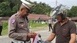 Jelang HUT RI ke-80, Satlantas Polres Maybrat Bagikan Bendera Merah Putih kepada Pengendara di Jalan