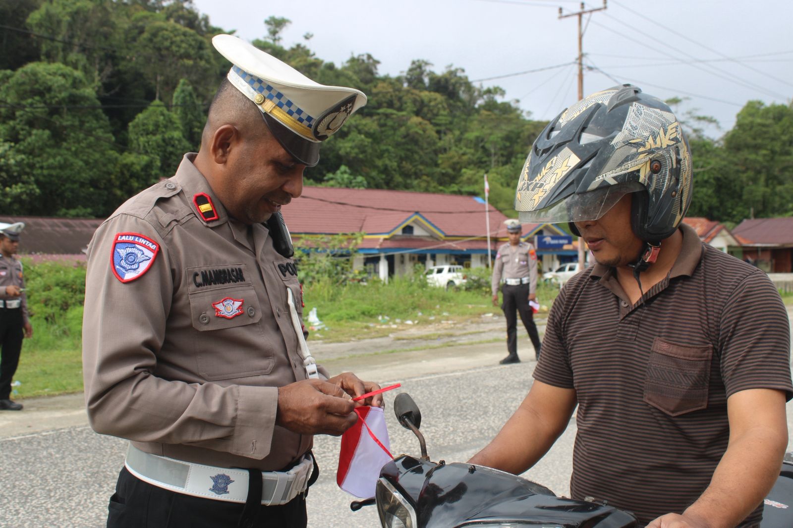 Jelang HUT RI ke-80, Satlantas Polres Maybrat Bagikan Bendera Merah Putih kepada Pengendara di Jalan