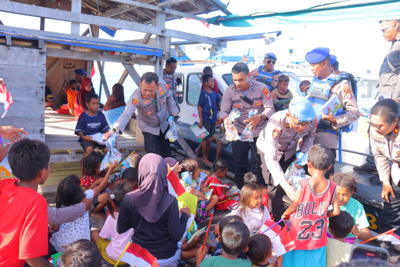 Polresta Sorong Kota Semarakkan HUT RI ke-80 dengan Bendera dan Perpustakaan Terapung di Pulau Raam