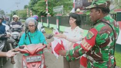 Tumbuhkan Rasa Cinta Tanah Air Jelang Peringatan HUT RI Ke-80 Tahun 2025, Anggota Koramil Timika Bagikan Bendera Merah Putih Bagi Pengguna Jalan