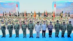 Panglima TNI Dampingi Presiden RI Prabowo Subianto Pada Upacara Gelar Pasukan Operasional dan Kehormatan Militer