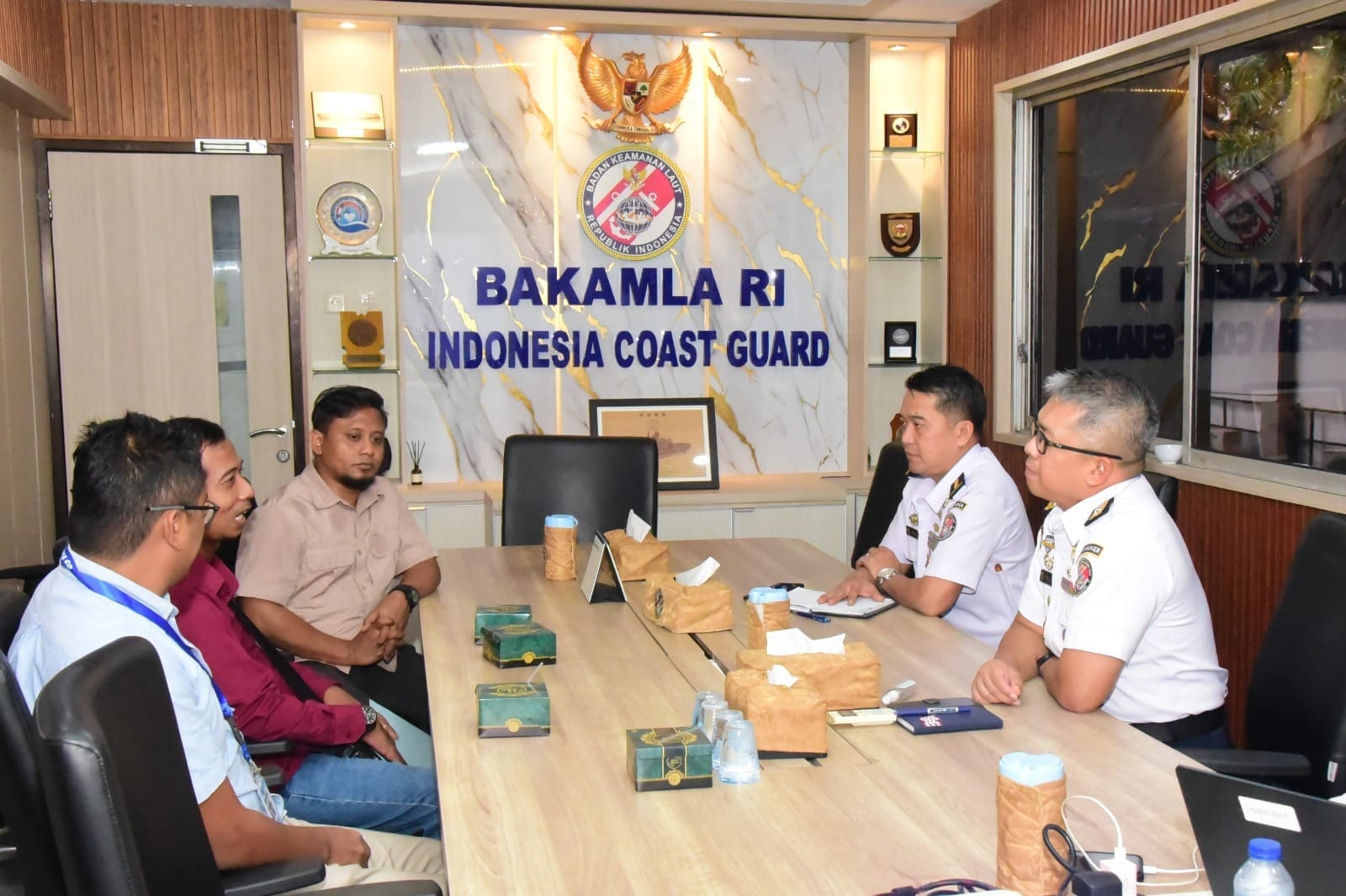 Bakamla RI - Korea Coast Guard Selamatkan 8 ABK WNI dari Dugaan TPPO di Korsel