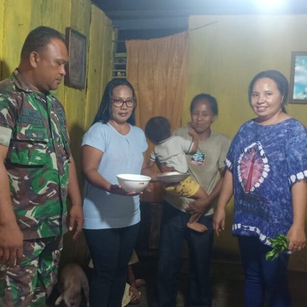 Peduli Gizi Anak, Babinsa Lakukan Pendampingan Kegiatan Pemberian Makanan Sehat