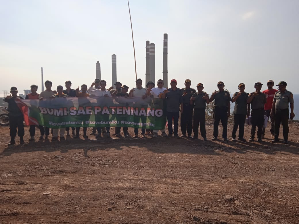 Aktivis Suarakan #SaveBumiku Saat Kibarkan Merah Putih di Perbatasan