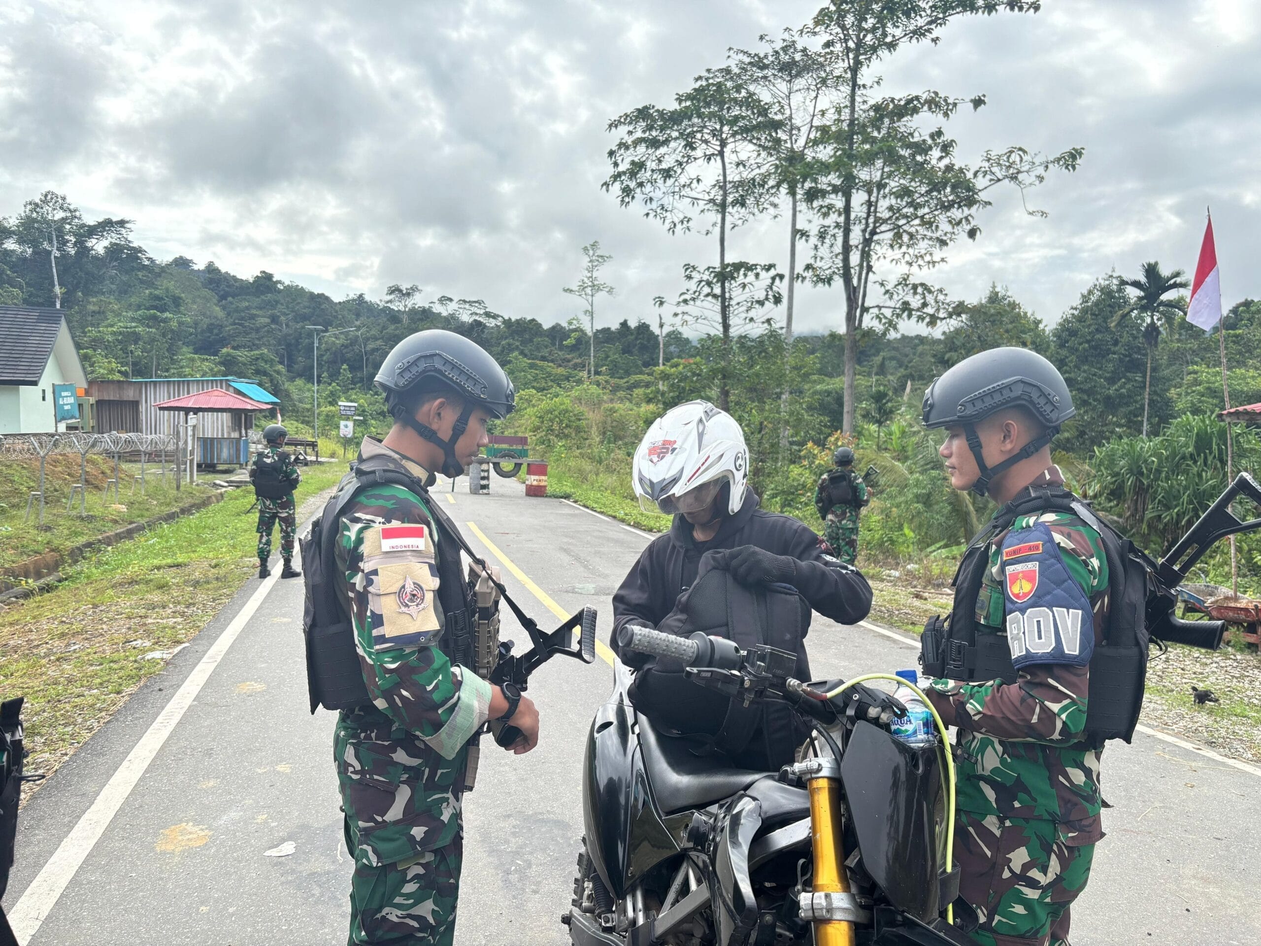Ciptakan Stabilitas Keamanan Satgas Yonif 410/Alugoro Pos Kout Gelar Pemeriksaan di Jalan Lintas Trans Papua
