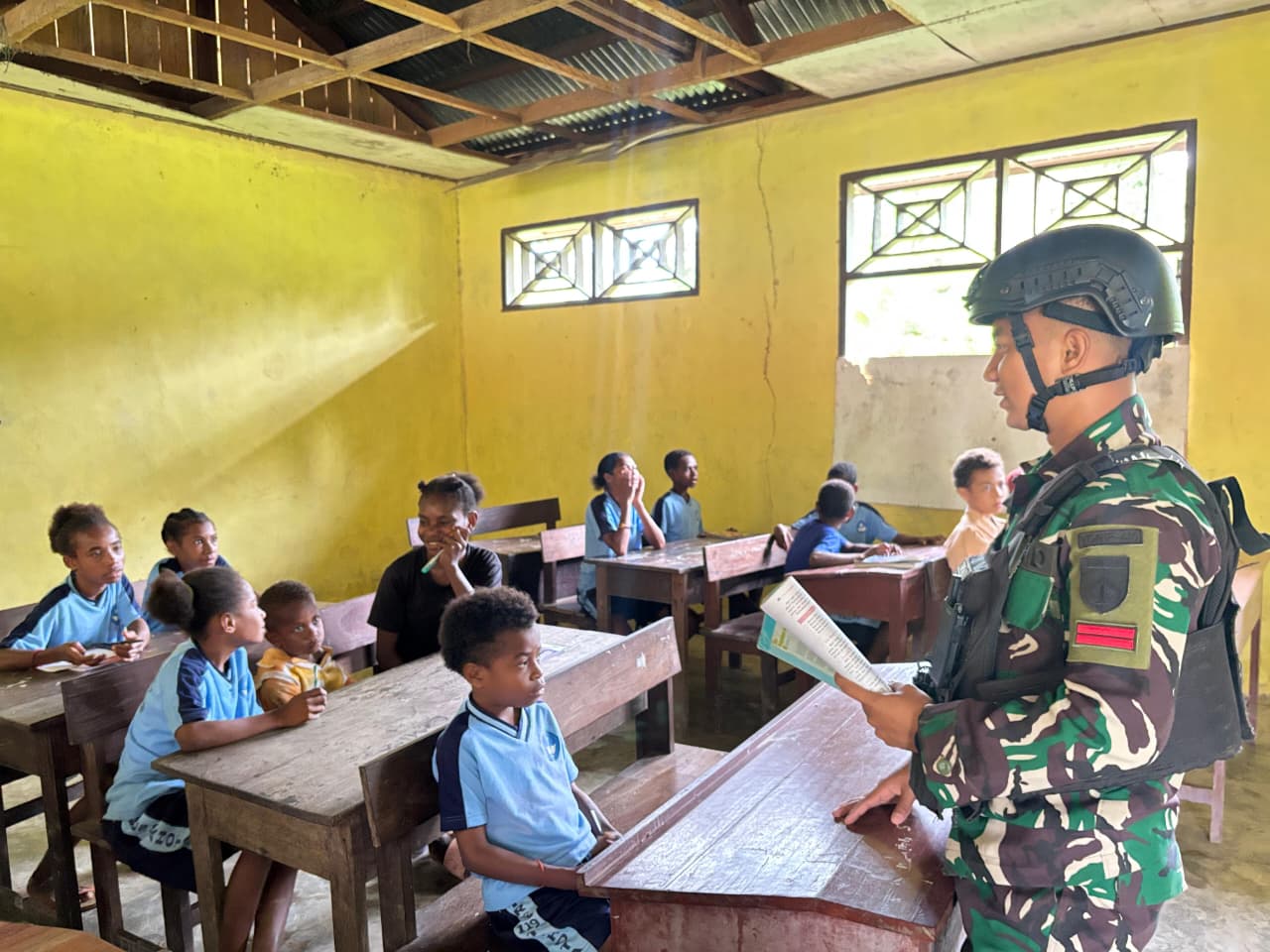 Terbatasnya Guru di Papua Barat, Satgas Yonif 410/Alugoro Bantu Jadi Gadik