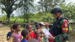 Jalin Komunikasi Sosial, Satgas Pamtas RI-PNG Yonif 410/Alugoro Silaturahmi Dengan Masyarakat Kampung Yakora
