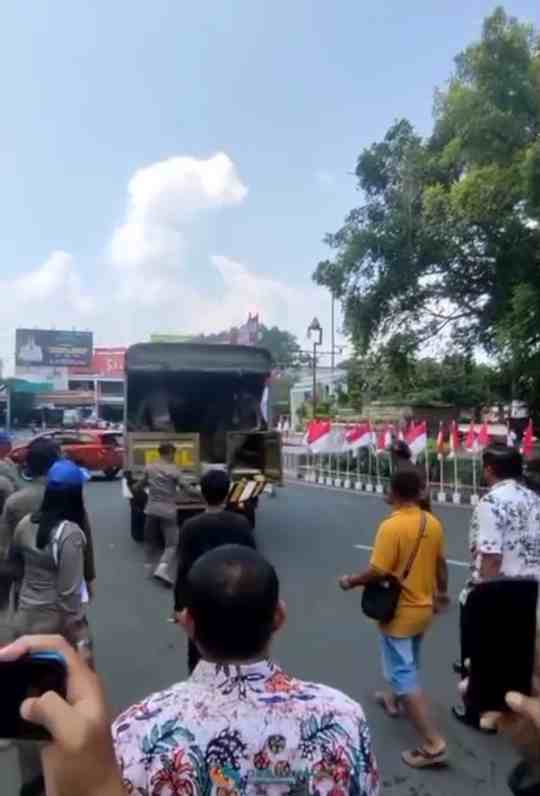 Satpol PP Pati Bubarkan Posko Donasi Tolak Kenaikan PBB, Massa Ricuh dan Duduki Truk