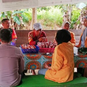 Bangun Kemanunggalan TNI Dengan Rakyat, Babinsa Muara Tiq Jalin Komsos Bangun Kemanunggalan TNI Dengan Rakyat, Babinsa Muara Tiq Jalin Komsos