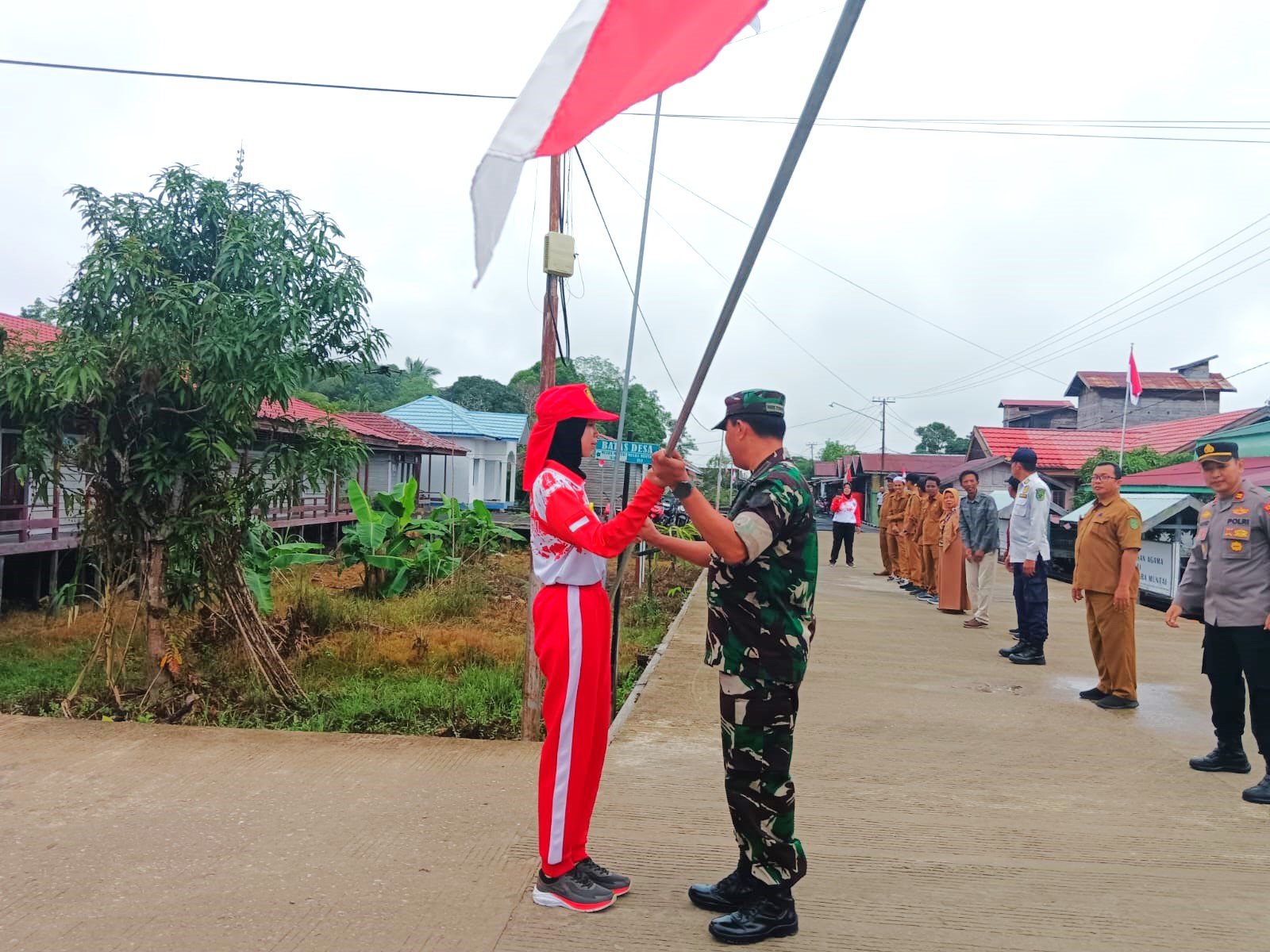 Danramil Muara Muntai: Pemasangan Bendera Merah Putih Bentuk Semangat Nasionalisme Mengisi Kemerdekaan