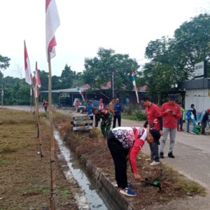 Ciptakan Lingkungan Bersih Dan Sehat, Babinsa Bersama Warga Kompak Gotong Royong