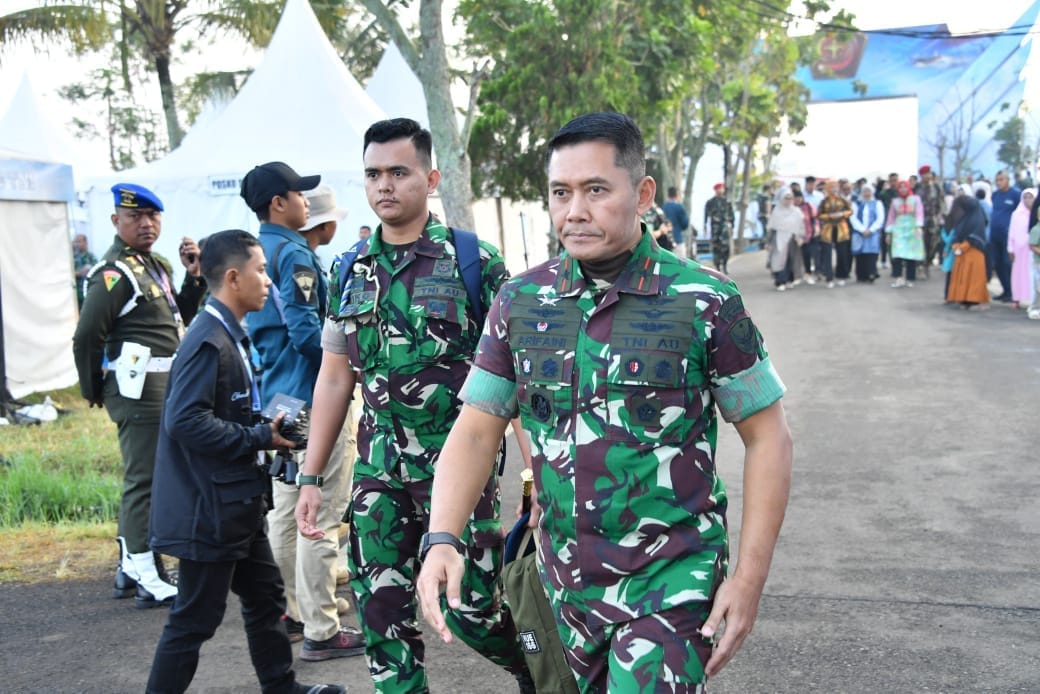 Danlanud Sultan Hasanuddin Hadiri Upacara Gelar Pasukan Operasional dan Kehormatan Militer di Pusdiklatpassus Danlanud Sultan Hasanuddin Hadiri Upacara Gelar Pasukan Operasional dan Kehormatan Militer di Pusdiklatpassus