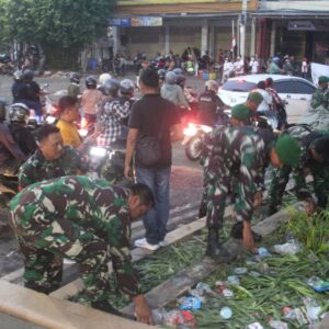 Aksi Mulia Pasca Demo, Anggota Kodim 0718/Pati Berjibaku Dengan Masyarakat Bersihkan Sampah