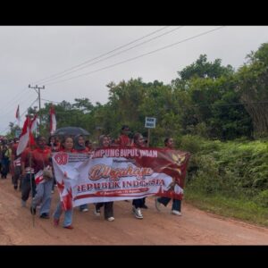 Prajurit dan Warga Bergembira di Karnaval Merah Putih Perbatasan