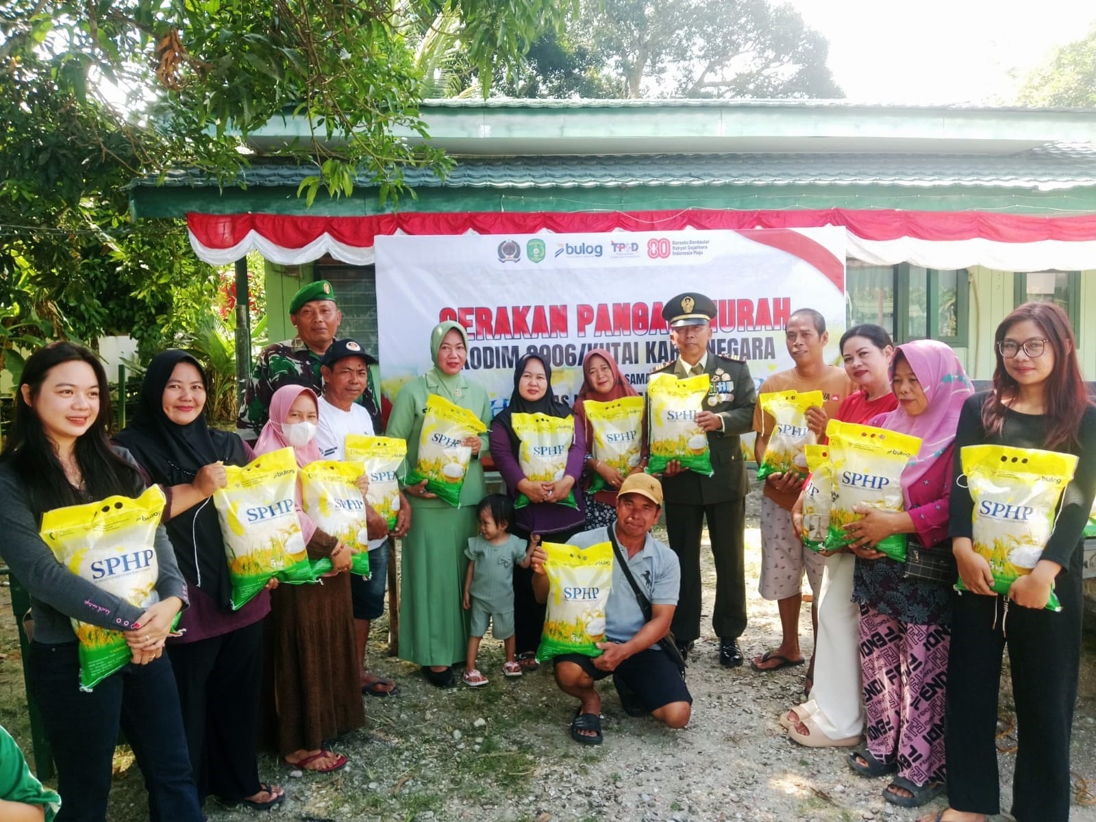 Koramil 0906-11/Kenohan Hadirkan Pasar Murah Kepada Masyarakat Koramil 0906-11/Kenohan Hadirkan Pasar Murah Kepada Masyarakat