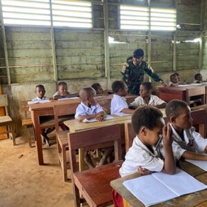 Prajurit TNI Jadi Pengajar Bantu Cerdaskan Anak-Anak di Kampung Upkim, Boven Digoel