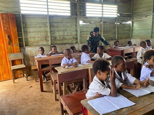 Prajurit TNI Jadi Pengajar Bantu Cerdaskan Anak-Anak di Kampung Upkim, Boven Digoel
