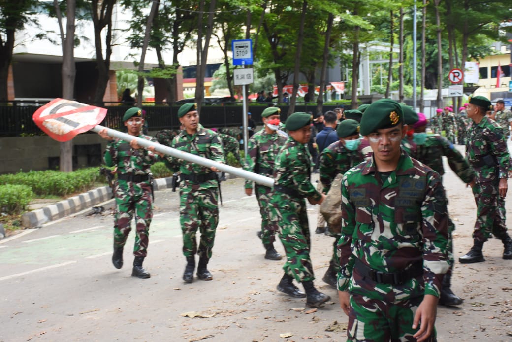 Prajurit TNI Bersama Masyarakat Gotong Royong Bersihkan Sisa Aksi Massa dan Evakuasi Kendaraan Terbakar