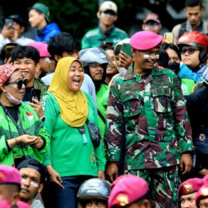 Ditengah Aksi Massa, TNI Hadir Mengedepankan Semangat Persatuan dan Kebersamaan