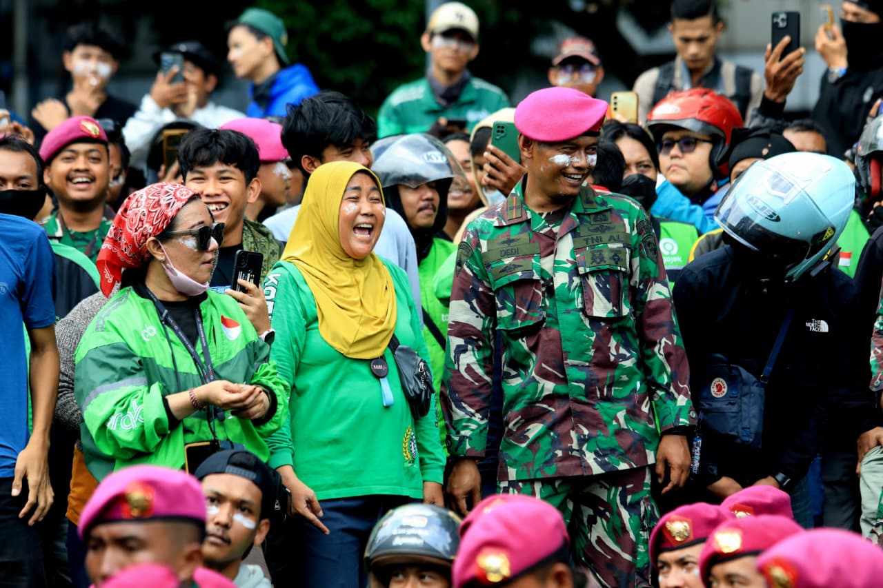 Ditengah Aksi Massa, TNI Hadir Mengedepankan Semangat Persatuan dan Kebersamaan Ditengah Aksi Massa, TNI Hadir Mengedepankan Semangat Persatuan dan Kebersamaan