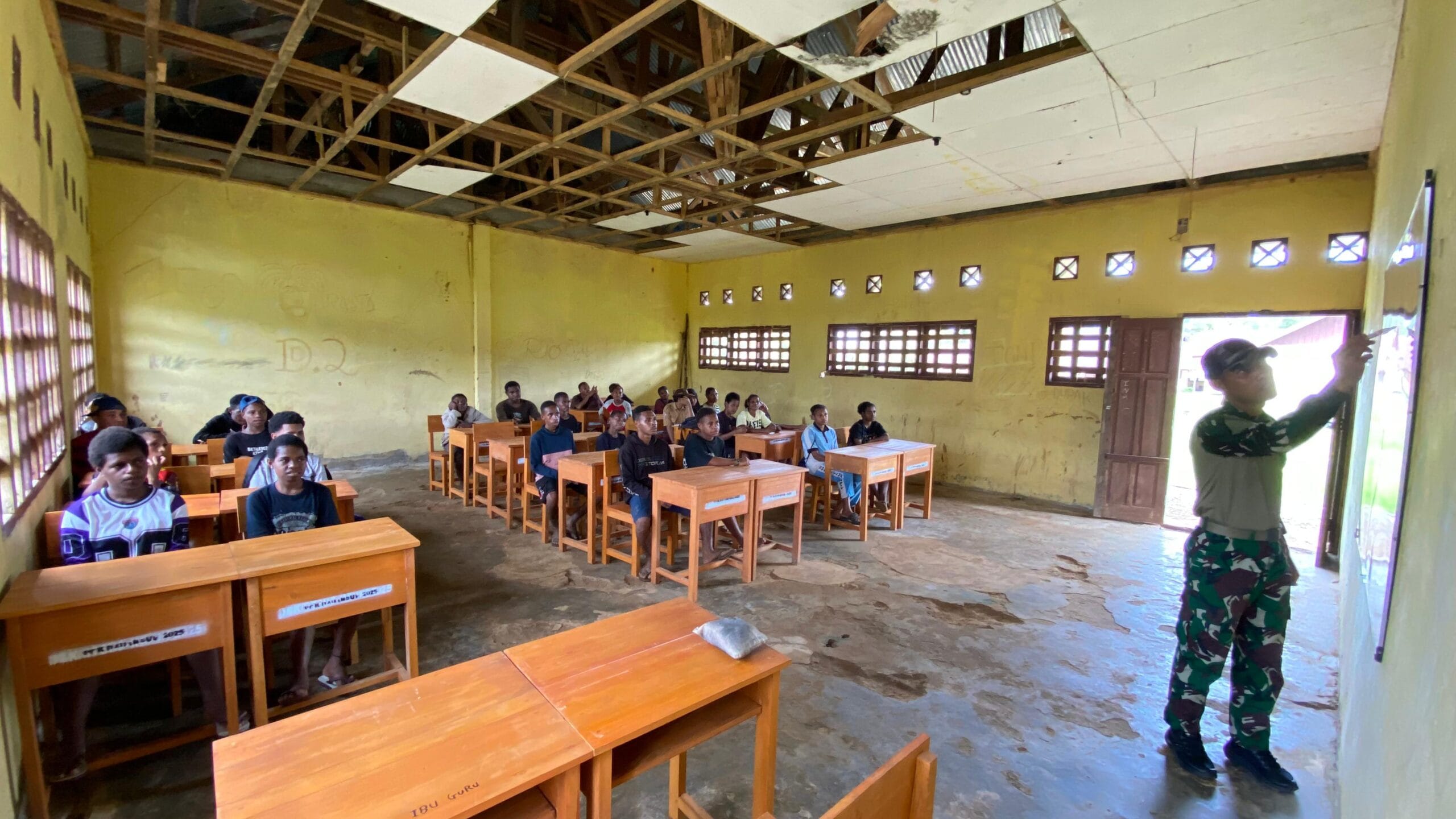 TNI Tanamkan Wawasan Kebangsaan dan Asah Kemampuan Berhitung di SMP Krounjendit Mindiptana