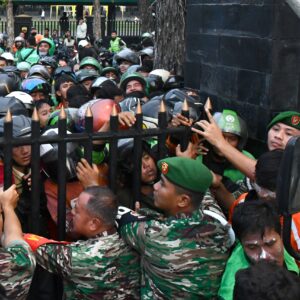 TNI Hadir dengan Hati: Kodam I/BB Bagikan 500 Sak Beras untuk Ojol Medan