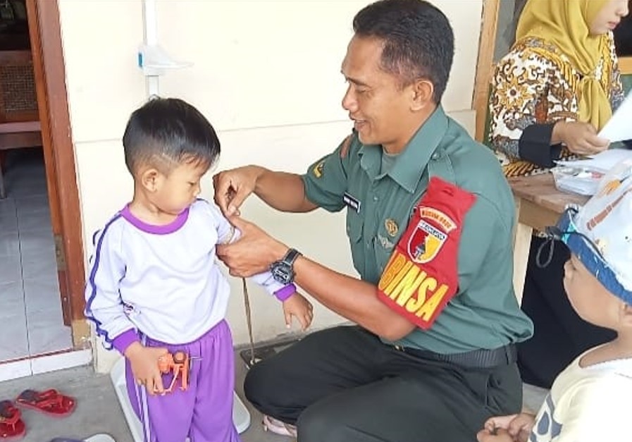 Babinsa Jajar Dampingi Bidan Desa Dalam Percepatan Penanganan Stunting