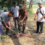 Babinsa Ngadirejo Ajak Warga Tanam Pohon Saman Untuk Lestarikan Sumber Mata Air
