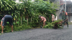 Wujudkan Lingkungan Sehat, Babinsa Bersama Warga Karangtengah Gotong Royong Bersihkan Jalan
