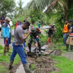 Babinsa Koramil Mapurujaya Bersama Warga Gelar Kerja Bakti Bersihkan Drainase