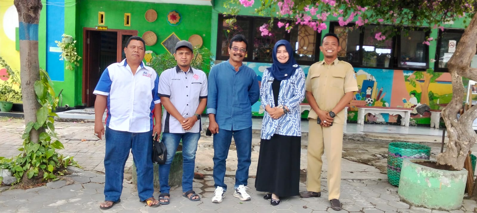 Wujud Peduli Pendidikan di Probolinggo, Ketua AWPR Serahkan Bantuan Olahraga di Dringu Wujud Peduli Pendidikan di Probolinggo, Ketua AWPR Serahkan Bantuan Olahraga di Dringu