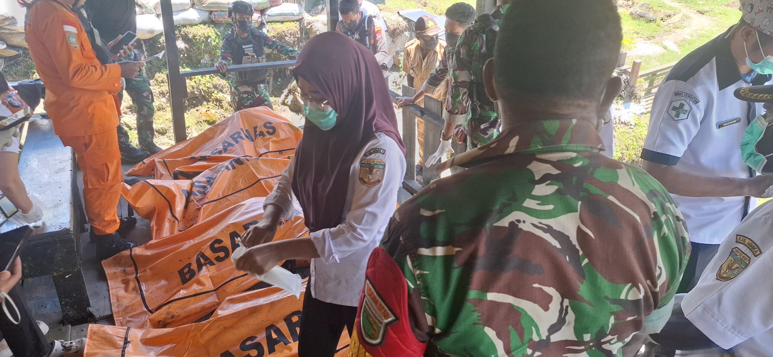 Personel Kodim 1710/Mimika Bersama Tim Gabungan Evakuasi Korban Kecelakaan Helikopter PK-IWS Milik PT. Intan Angkasa