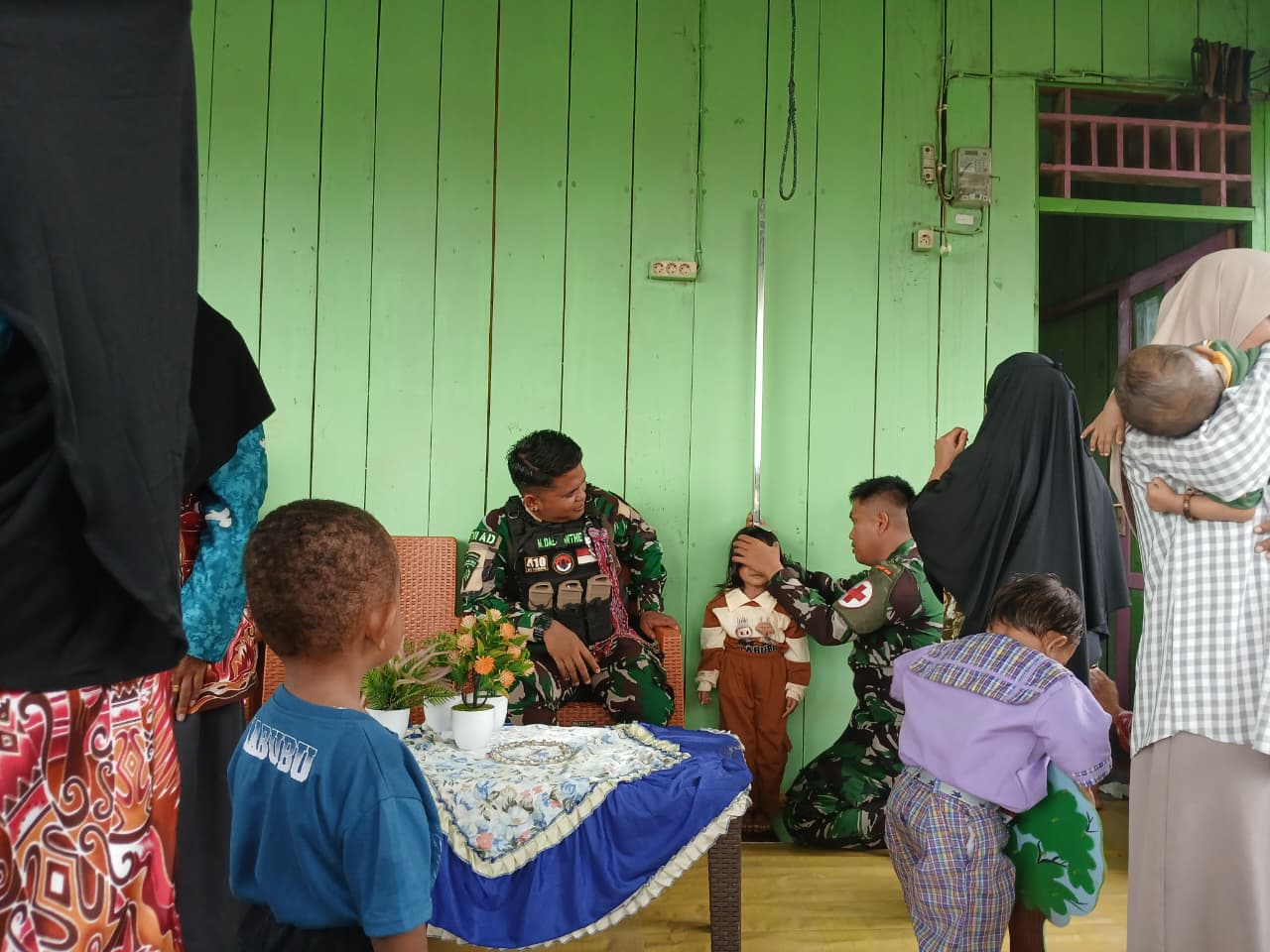 Satgas Yonif 410/Alugoro Gelar Posyandu di Distrik Kamundan