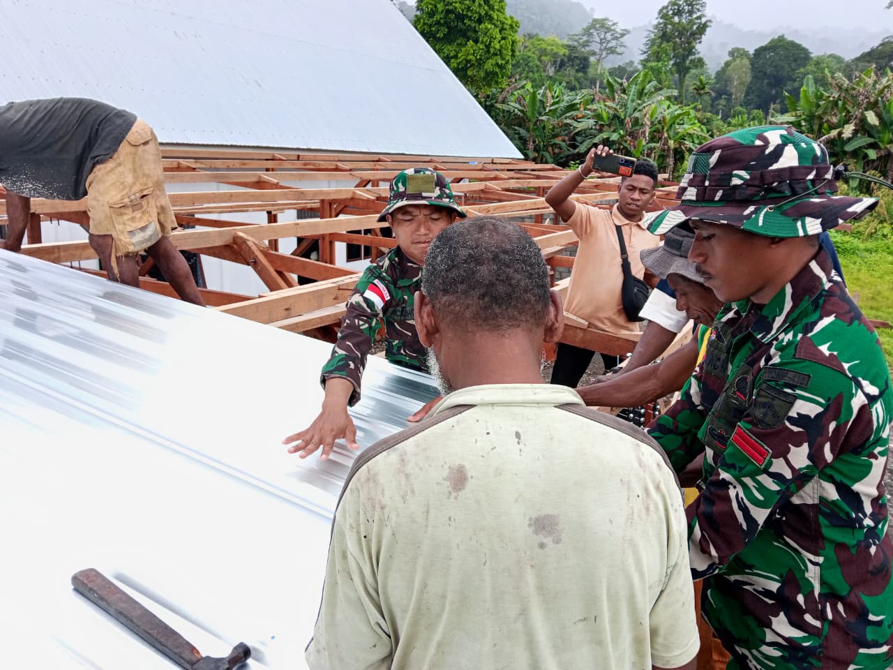 Satgas Pamtas Yonif 410/Alugoro Gotong Royong Membangun Gereja Bersama Masyarakat Perbatasan RI-PNG