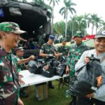 TNI Bagikan 15 Ribu Paket Sembako untuk Masyarakat di Monas