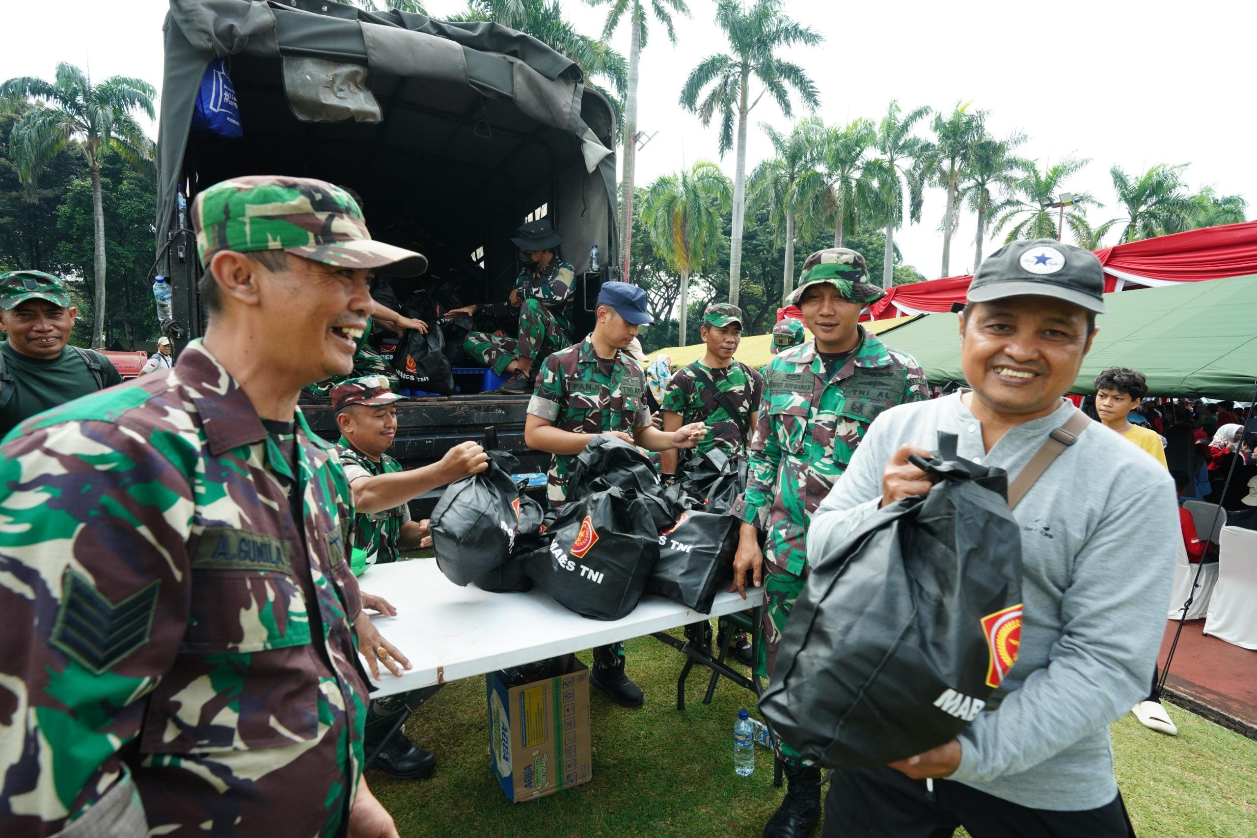 TNI Bagikan 15 Ribu Paket Sembako untuk Masyarakat di Monas