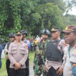 Polres Maybrat Amankan Aksi Pemalangan Jalan Utama di Susumuk Terkait Kasus Pengeroyokan Polres Maybrat Amankan Aksi Pemalangan Jalan Utama di Susumuk Terkait Kasus Pengeroyokan