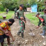 Bakti Nyata Jelang HUT Ke-80 TNI, Kodim 1710/Mimika Perbaiki Jalan Kampung