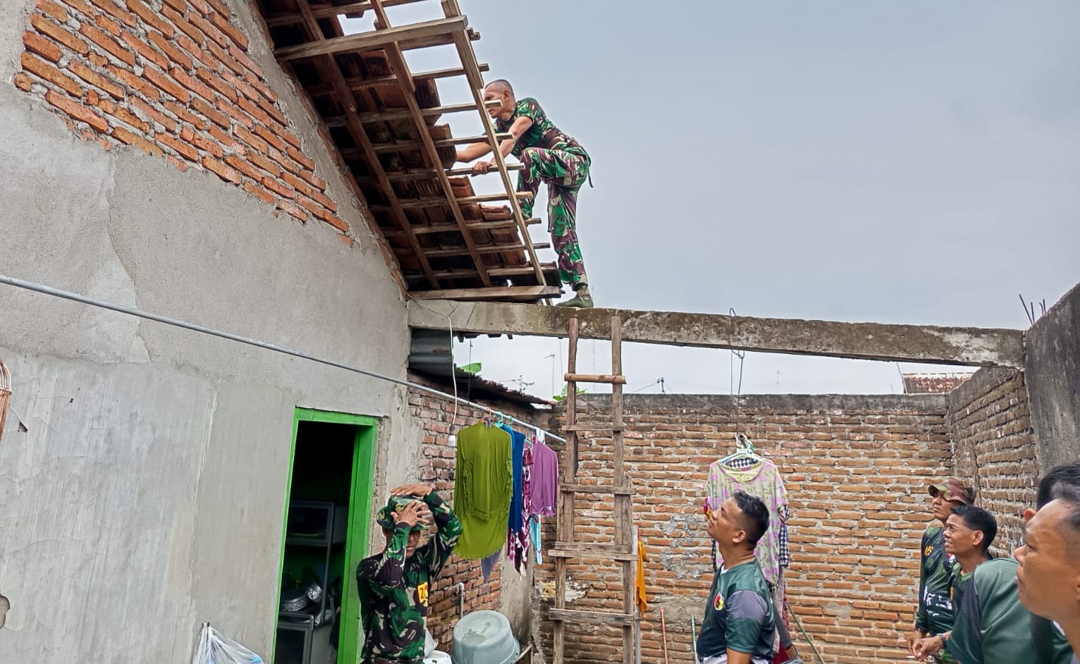 Babinsa Koramil 0813-01/Bojonegoro bantu Perbaiki Atap Rumah Warga