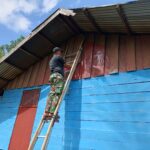 Satgas Yonif 312/KH Pos Kotis, Hadirkan Harapan Baru Lewat Renovasi Rumah