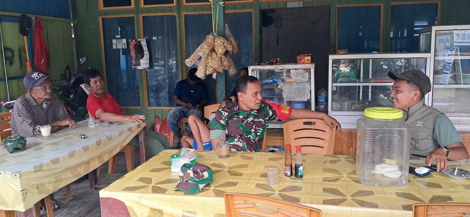Jalin Kedekatan Dengan Warganya, Babinsa Lakukan Komsos Di Warung Kopi